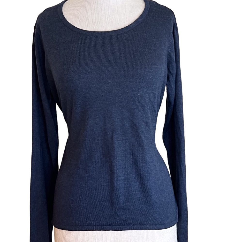 Zuba Athletic wear. Navy blue soft t-shirt/sweater.✔️ out the back!
